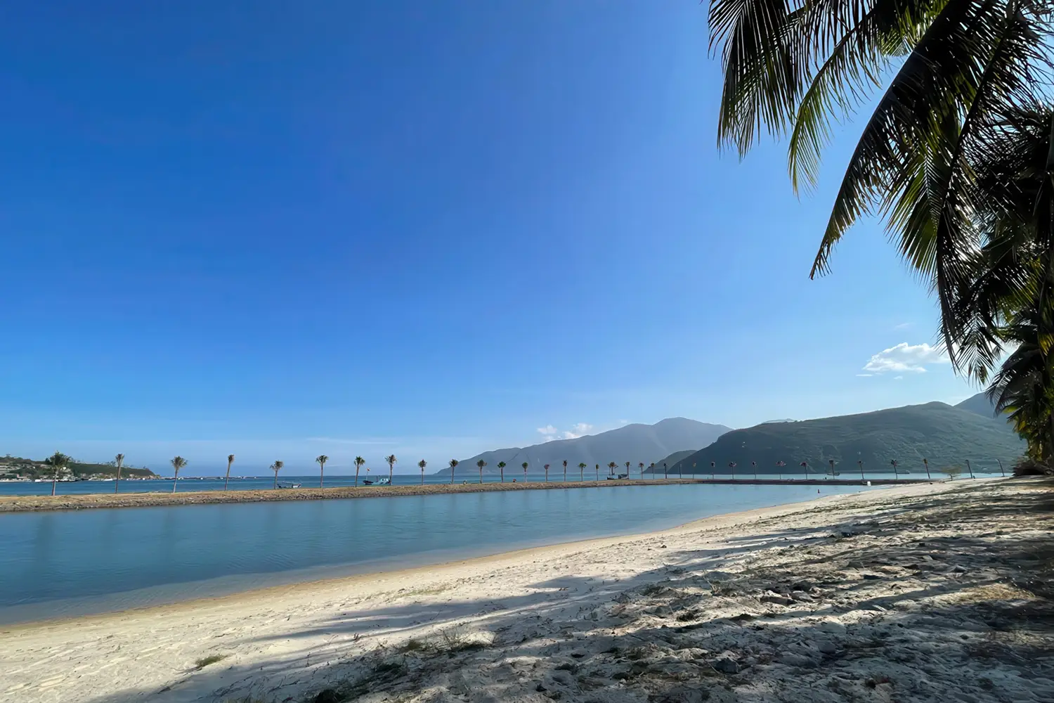 Diamond Bay Condotel — пляж и инфраструктура курорта в Нячанге