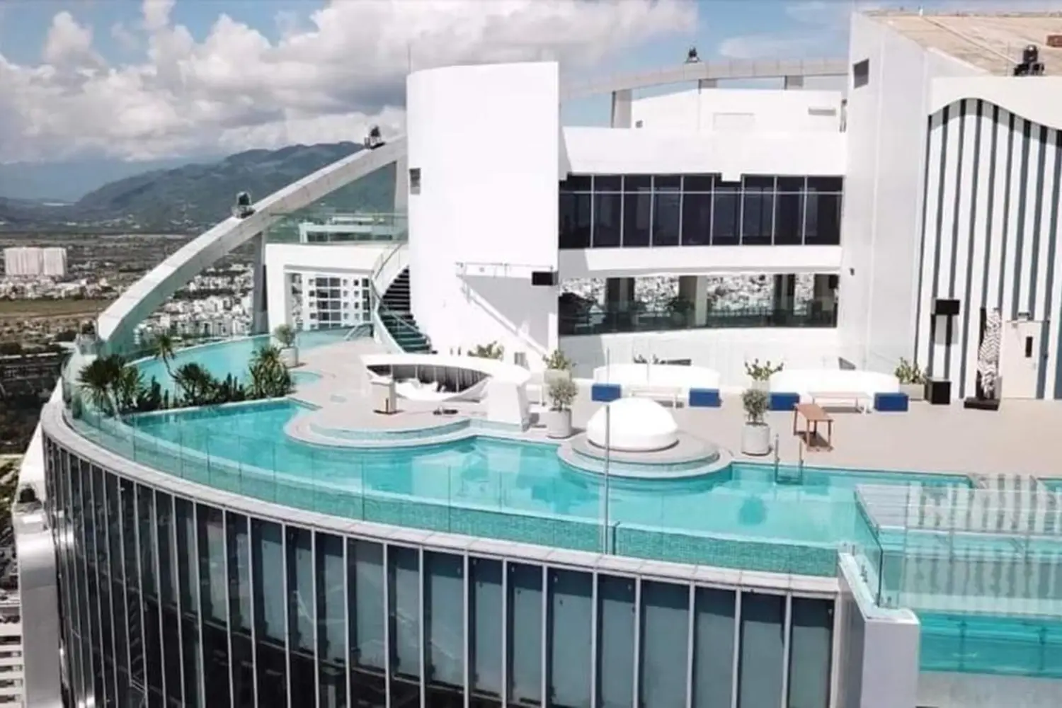 Panorama rooftop pool Нячанг